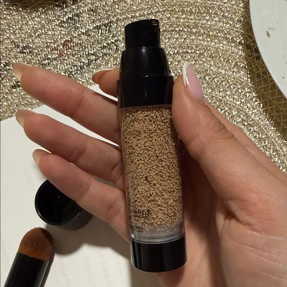 CHANEL Les Beiges Foundation - b20 - Picture 3 of 6